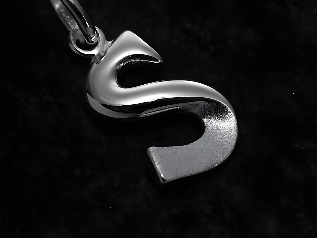 Teilmattierter Anhänger in Form des Buchstabens S aus Sterling Silber, hergestellt von Juwelier Harnisch, elegant und zeitlos gestaltet. Ideal als persönliches Geschenk.