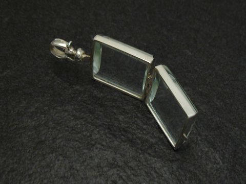 Glas Medaillon - Sterling Silber Anhänger - quadratisch, gefertigt vom Juwelier Harnisch, aus Glas, zeigt ein modernes Design mit klaren Linien und einem eleganten, glänzenden Silberrahmen.