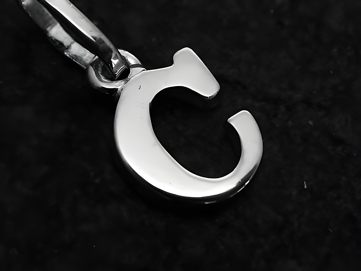 Buchstaben Anhänger C aus 925 Sterling Silber, hergestellt von Juwelier Harnisch, glänzende Oberfläche, klassisches Design, ideal zum Tragen an einer Kette oder als Geschenk.