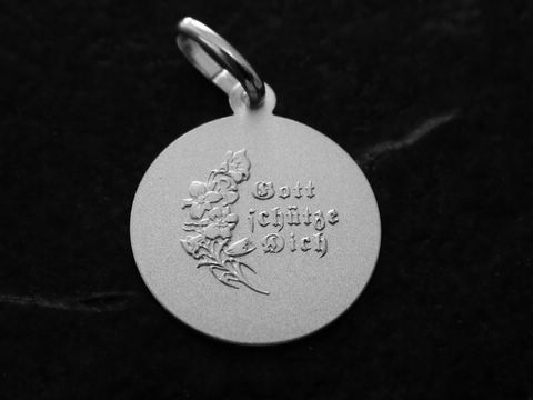 Engel Silber Anhänger mit der Gravur Gott schütze Dich, umgeben von floralen Motiven, hergestellt von Juwelier Harnisch, idealer Schutzengel Schmuck.