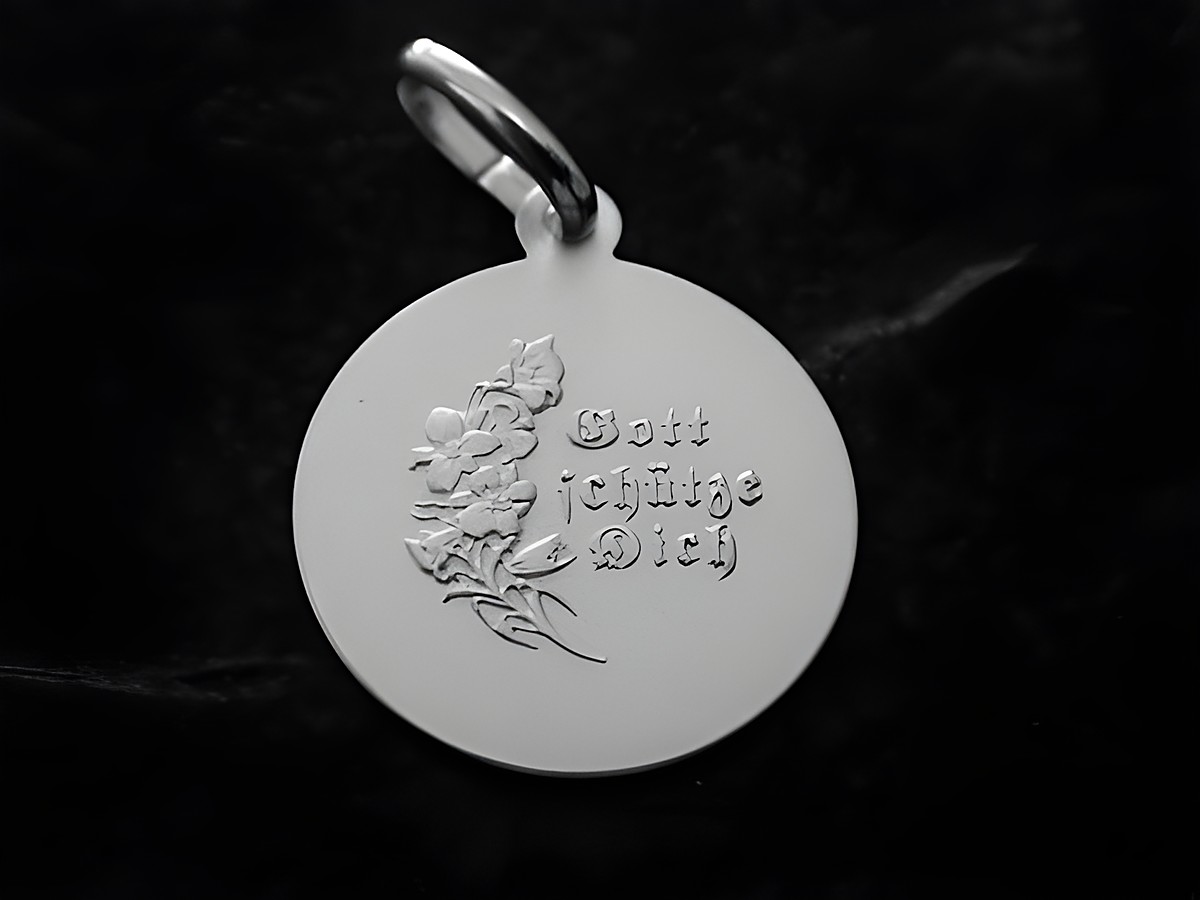 Engel Silber Anhänger mit der Gravur Gott schütze Dich, umgeben von floralen Motiven, hergestellt von Juwelier Harnisch, idealer Schutzengel Schmuck. – Ansicht 2