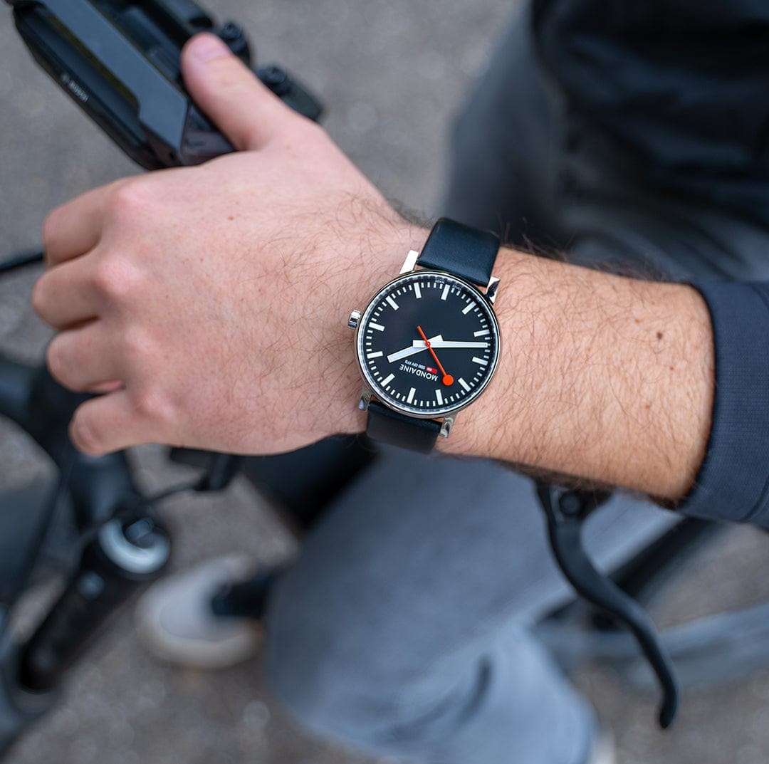 Mondaine Uhr evo2 - 43 mm - Ziffernblatt Schwarz – Ansicht 2