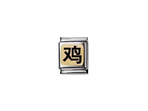 Emaillierter Anhänger von Nomination Big China mit dem chinesischen Sternzeichen Hahn in stilisierter Schrift auf gelbem Hintergrund. Hochwertige Verarbeitung und modernes Design.