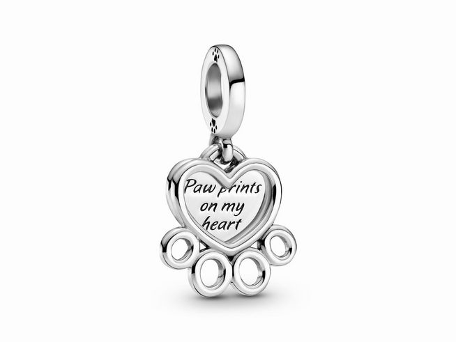 Pandora Charm Anhänger mit Pfotenabdruck und Herz in Silber, graviert mit den Worten Paw prints on my heart, ideal für Tierliebhaber und als modisches Accessoire.