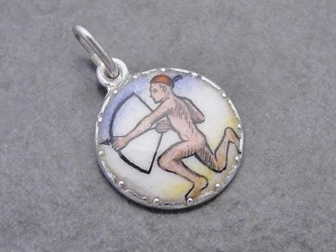 Silber Anhänger Sternzeichen Schütze mit Emaille-Darstellung eines Bogenschützen, hergestellt von Juwelier Harnisch, ideal für Zodiac-Liebhaber.