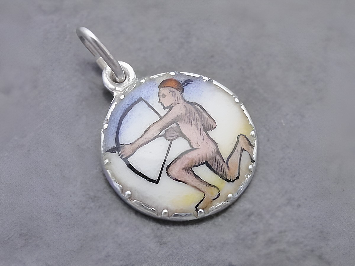 Silber Anhänger Sternzeichen Schütze mit Emaille-Darstellung eines Bogenschützen, hergestellt von Juwelier Harnisch, ideal für Zodiac-Liebhaber.