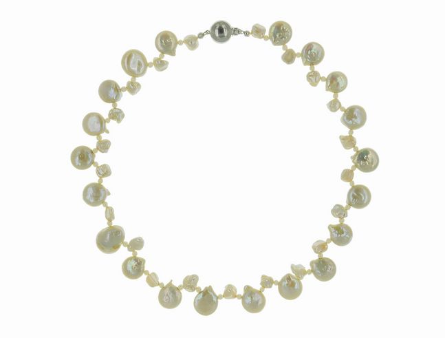 Perlenkette aus Süßwasser-Zuchtperlen in Weiß und Creme mit einer Größe von 3 bis 15,5 mm, Länge 42 cm, mit Silberverschluss, besonders Design von Juwelier Harnisch.