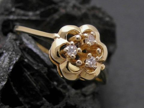 Gold Ring blumig Gold 333 Diamant Goldring Gr. 55,5 Hersteller Juwelier Harnisch bis Gr. 56/18, mit floralem Design und funkelnden Diamanten im Zentrum.