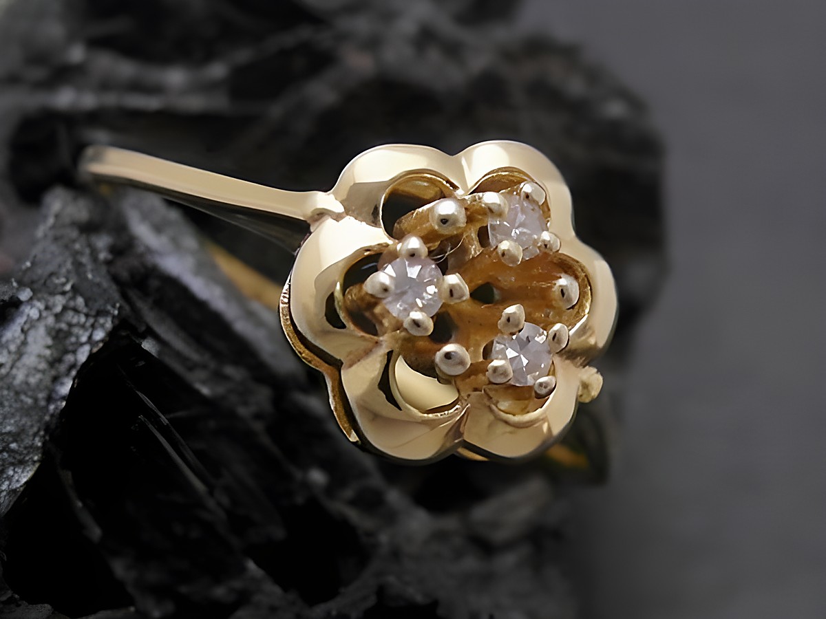 Gold Ring blumig Gold 333 Diamant Goldring Gr. 55,5 Hersteller Juwelier Harnisch bis Gr. 56/18, mit floralem Design und funkelnden Diamanten im Zentrum.
