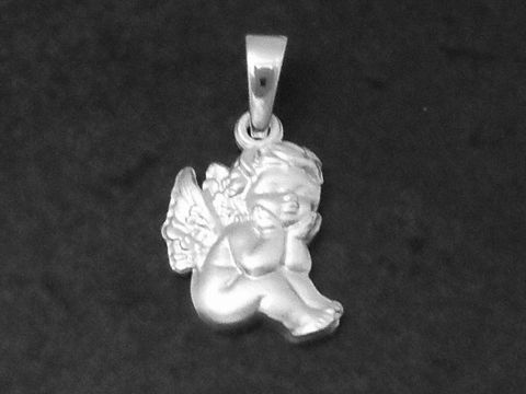 Engel träumend Silber Anhänger als Glücksbringer, mattiert, vom Hersteller Juwelier Harnisch, detaillierte Darstellung eines sitzenden Engels mit großen Flügeln.