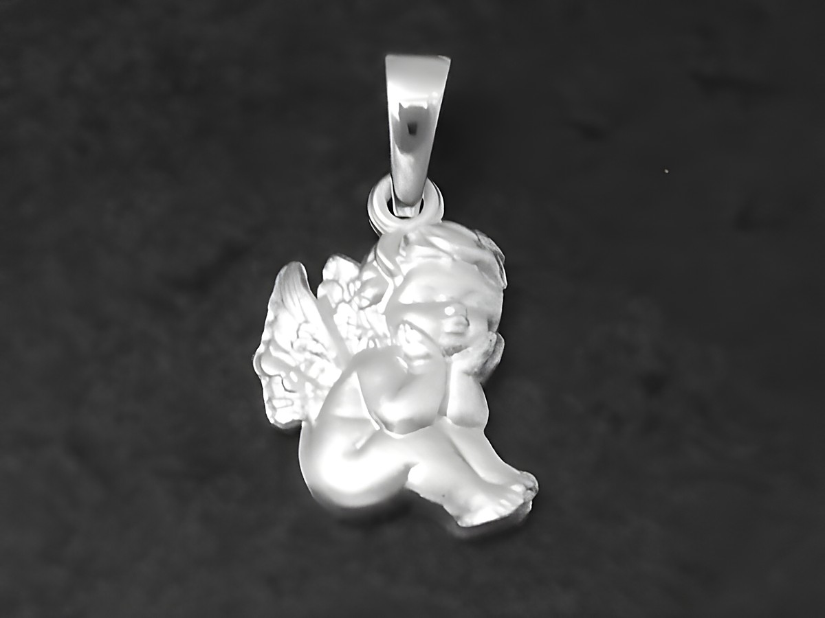 Engel träumend Silber Anhänger als Glücksbringer, mattiert, vom Hersteller Juwelier Harnisch, detaillierte Darstellung eines sitzenden Engels mit großen Flügeln.