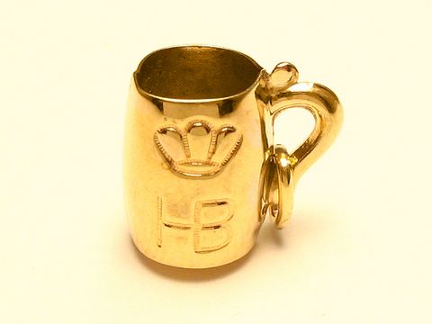 Goldener Bierkrug Anhänger mit dem Schriftzug HB und einer Krone, hergestellt von Juwelier Harnisch, ideal als Geschenkidee für Bierliebhaber und Sammler.