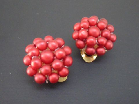 Dunkelrote Perlentraum Ohrclips mit goldfarbenem Hintergrund und seidenmatten synthetischen Zuchtperlen, hergestellt von Juwelier Harnisch. Ideal für elegante Anlässe.