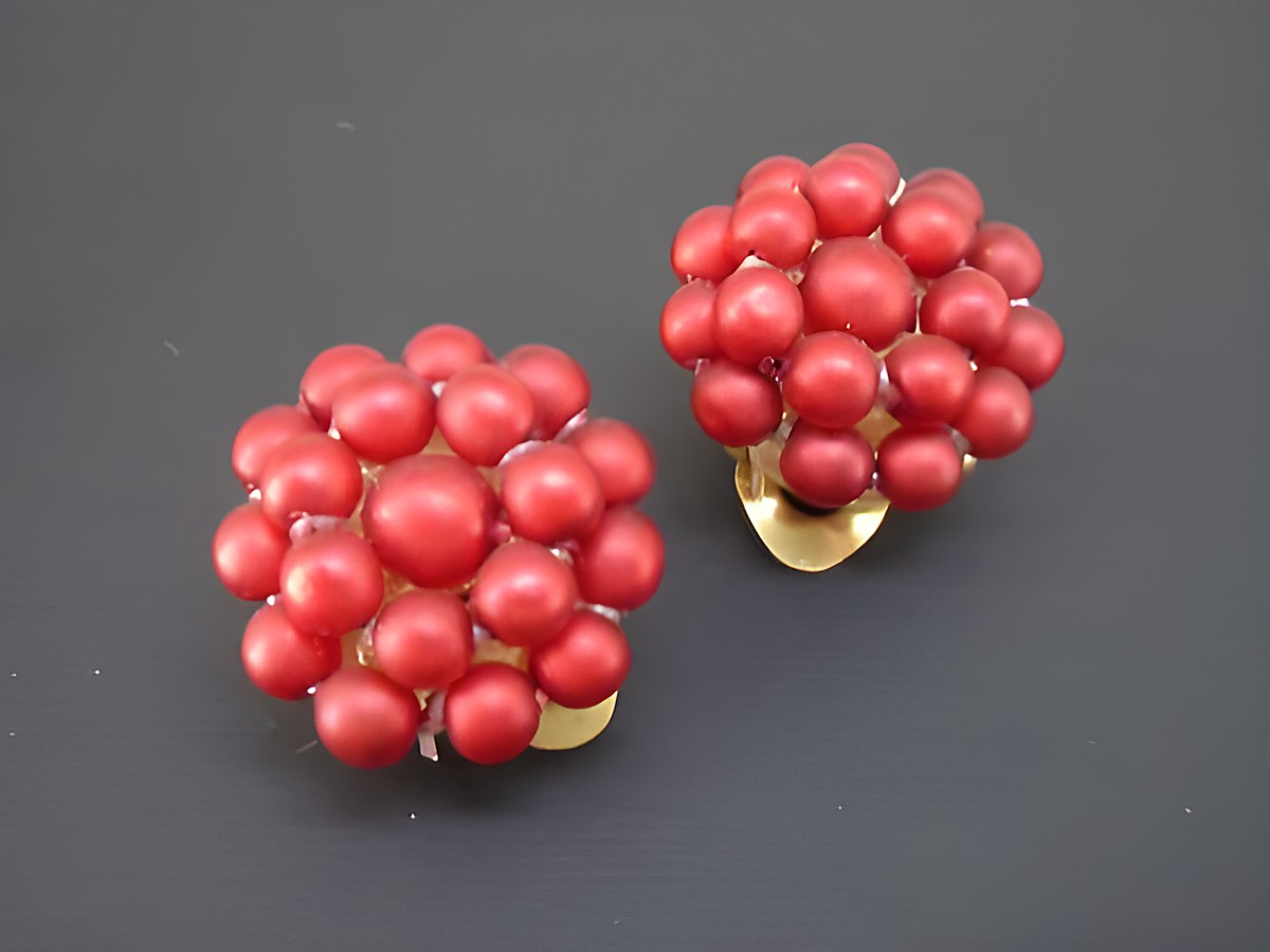 Dunkelrote Perlentraum Ohrclips mit goldfarbenem Hintergrund und seidenmatten synthetischen Zuchtperlen, hergestellt von Juwelier Harnisch. Ideal für elegante Anlässe.