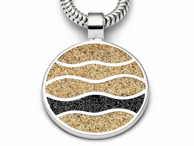 Sterling Silber Anhänger mit Wellenmuster aus Strandsand und Lavasand, der in einem runden Design gefertigt ist und an einer Kette hängt, repräsentiert Strand und Naturverbundenheit.