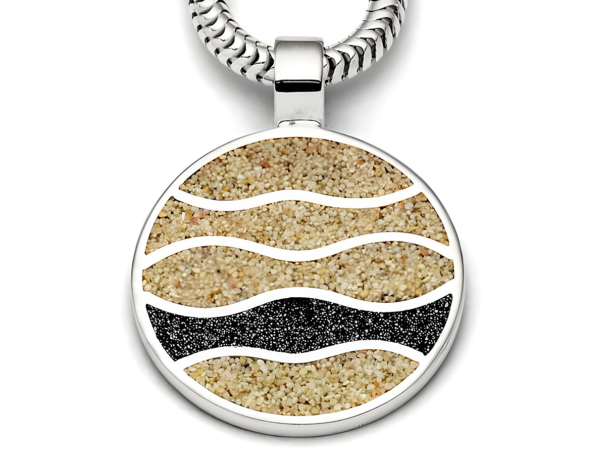 Sterling Silber Anhänger mit Wellenmuster aus Strandsand und Lavasand, der in einem runden Design gefertigt ist und an einer Kette hängt, repräsentiert Strand und Naturverbundenheit.