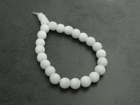 60855-0 Powerarmband mit Gummizug in Weiß mit einem Durchmesser von 13,5 cm, gefertigt aus Glasstein, Hersteller Juwelier Harnisch, stilvoll und elegant.