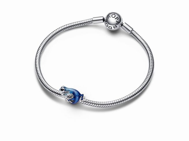 Ein silbernes Armband mit einem metallic-blauen Gecko Charm aus Sterling Silber und Emaille von Pandora, elegant und farbenfroh, ideal für individuellen Schmuck.
