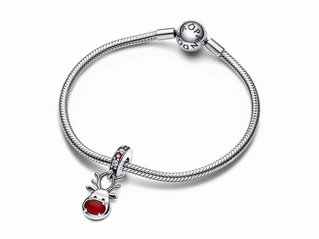 Silberner Pandora Anhänger in Form eines Rentieres mit roter Nase und Zirkonia-Akzenten, auf einem flachen Armband präsentiert, ideal für festliche Anlässe.