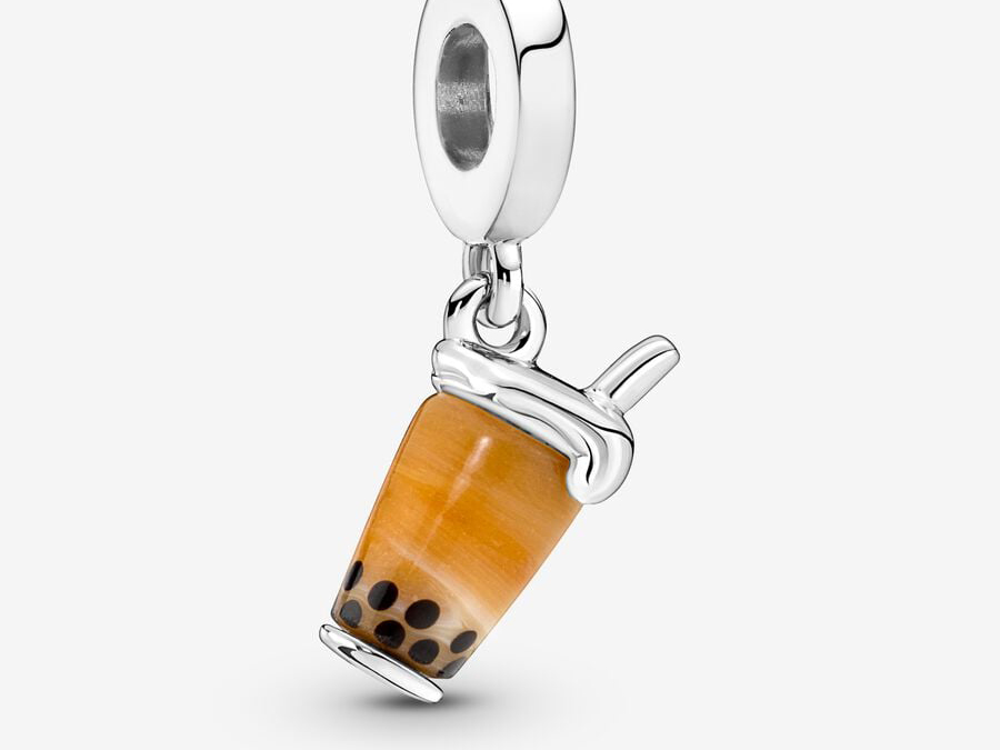 Pandora 791685C01 Bubble Tea Charm-Anhänger aus Murano-Glas in Orangetönen mit silbernem Zubehör und detaillierter Darstellung eines Bubble Tea Bechers. Ideal für Schmuckliebhaber.