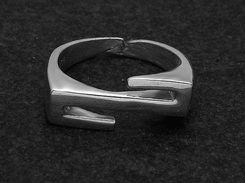 Silberring in abstrakter Form, etwas verstellbar, Hersteller Juwelier Harnisch, ohne Stein, glänzende Oberfläche, modernes Design, eignet sich als stilvolles Accessoire.