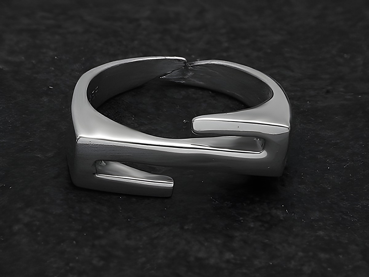 Silberring in abstrakter Form, etwas verstellbar, Hersteller Juwelier Harnisch, ohne Stein, glänzende Oberfläche, modernes Design, eignet sich als stilvolles Accessoire.