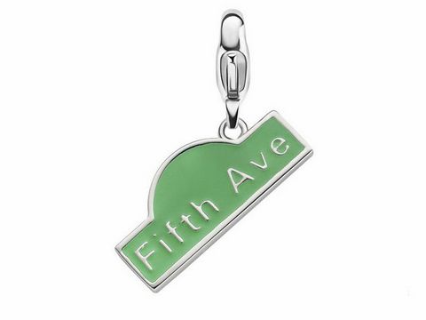Silberner Charms mit grünem Emblem und der Aufschrift Fifth Ave von Ti Sento, Modell 8375GE, ideal für stilvolle Schmuckkombinationen.