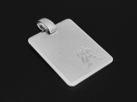 Silber Anhänger mit gravierter Platte und Motiv des Sternzeichens Wassermann, rhodiniert und mattiert, Hersteller Juwelier Harnisch. Ideal als persönliches Geschenk oder Schmuckstück.