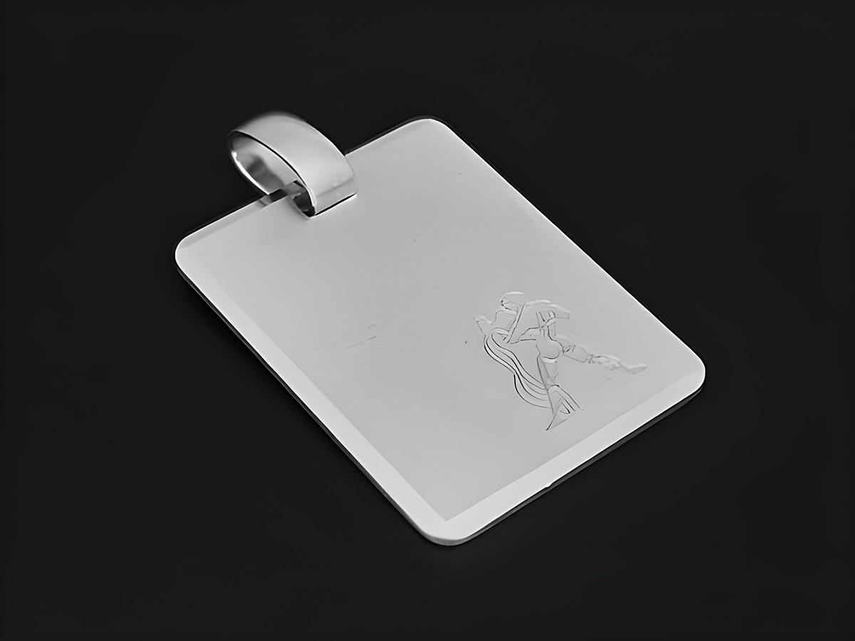 Silber Anhänger mit gravierter Platte und Motiv des Sternzeichens Wassermann, rhodiniert und mattiert, Hersteller Juwelier Harnisch. Ideal als persönliches Geschenk oder Schmuckstück.