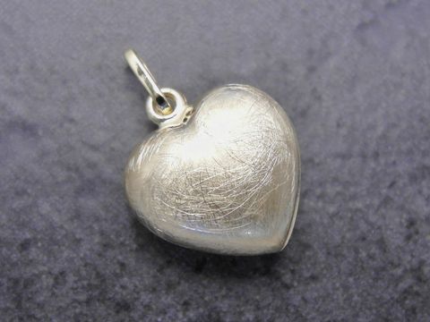 Herz Anhänger aus Gold, eismattiert, mit einem Durchmesser von 14,6 mm, plastisch gestaltet, vom Hersteller Juwelier Harnisch. Ideal als Schmuckstück für jeden Anlass.