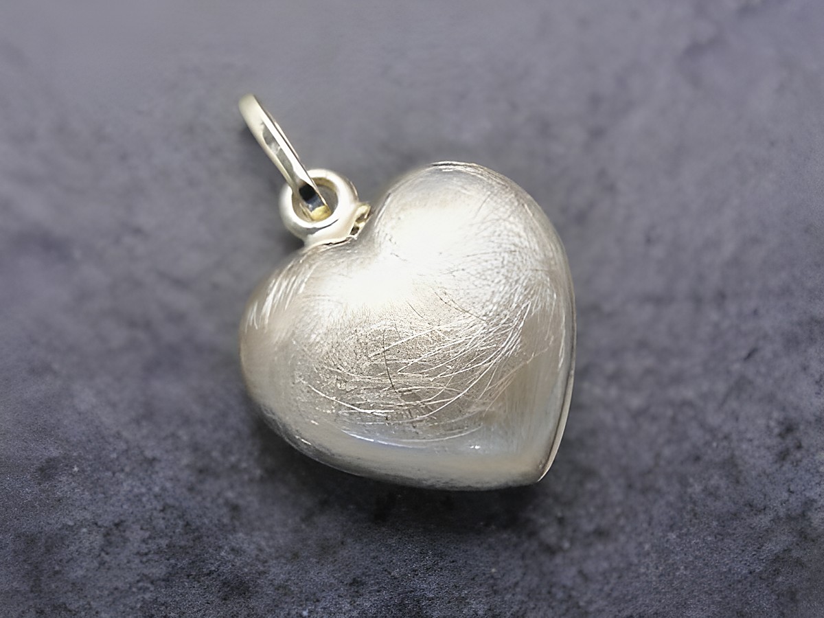 Herz Anhänger aus Gold, eismattiert, mit einem Durchmesser von 14,6 mm, plastisch gestaltet, vom Hersteller Juwelier Harnisch. Ideal als Schmuckstück für jeden Anlass.