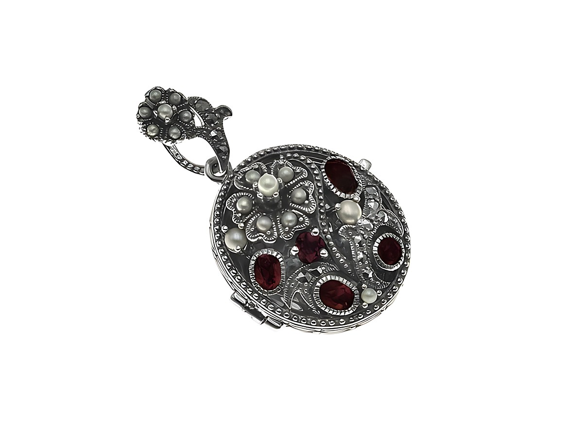 Medaillon Grant königlich nostalgisch aus Sterling Silber, rund, verziert mit Perlen und roten Steinen, fein gearbeitete Details und eine elegante Aufhängung, ideal für Sammler und Liebhaber antiker Schmuckstücke.