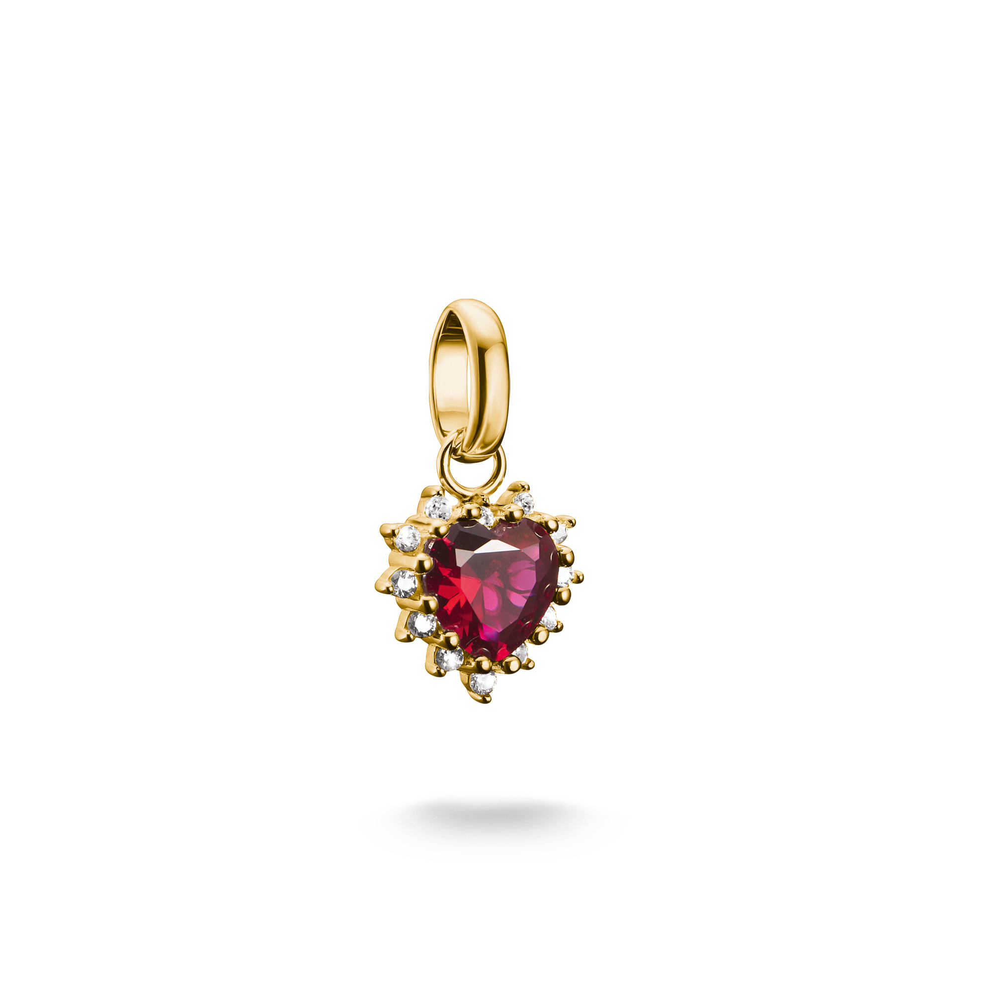 Charm in Herzform aus 18k Gelbgold Vergoldung mit Zirkonia und einem lab-grown Rubin, gefertigt von Thomas Sabo, ideal für individuelle Schmuckkreationen.