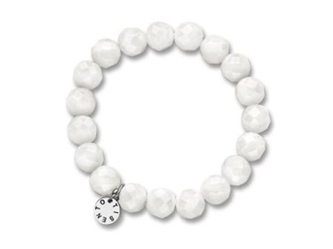 Ein elegantes Ti Sento Charms Armband mit weißen, facettierten Perlen, 19 cm lang und 10 mm dick, mit einem kleinen Anhänger, der das Markenzeichen zeigt.