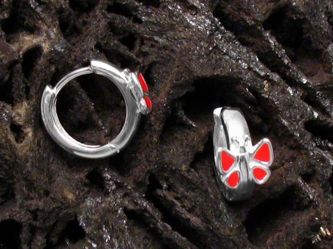 Creolen mit einem roten Schmetterling aus 925 Sterling Silber, hergestellt von Juwelier Harnisch, ideal für Kinder, elegant und ansprechend im Design.