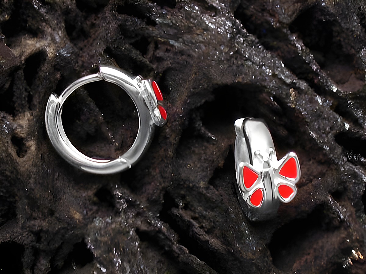 Creolen mit einem roten Schmetterling aus 925 Sterling Silber, hergestellt von Juwelier Harnisch, ideal für Kinder, elegant und ansprechend im Design.