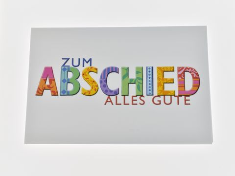 Eine farblich gestaltete Abschiedskarte mit dem Schriftzug Zum Abschied alles Gute, hergestellt von Juwelier Harnisch, ideal für den Abschied von geliebten Menschen.