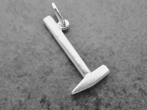Hammer Anhänger aus Sterling Silber von Juwelier Harnisch, stilvolles Werkzeugdesign, ideal für Handwerksberufe und Liebhaber von einzigartigem Schmuck.