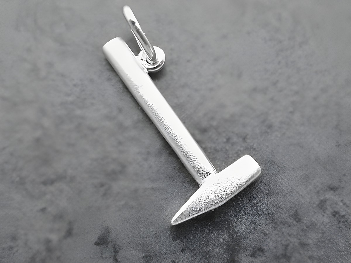 Hammer Anhänger aus Sterling Silber von Juwelier Harnisch, stilvolles Werkzeugdesign, ideal für Handwerksberufe und Liebhaber von einzigartigem Schmuck.