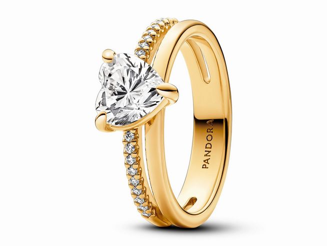163100058-0 Der Doppelband Herz Ring von Pandora aus gelbgold vergoldetem Material mit klarem Zirkonia in Größe 58 zeichnet sich durch sein elegantes Design und funkelnde Details aus.