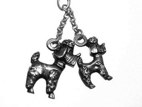 Silber Anhänger mit zwei Pudel Hunden vom Hersteller Juwelier Harnisch, detailreich gestaltet, ideal für Tierliebhaber und Schmuckfans.