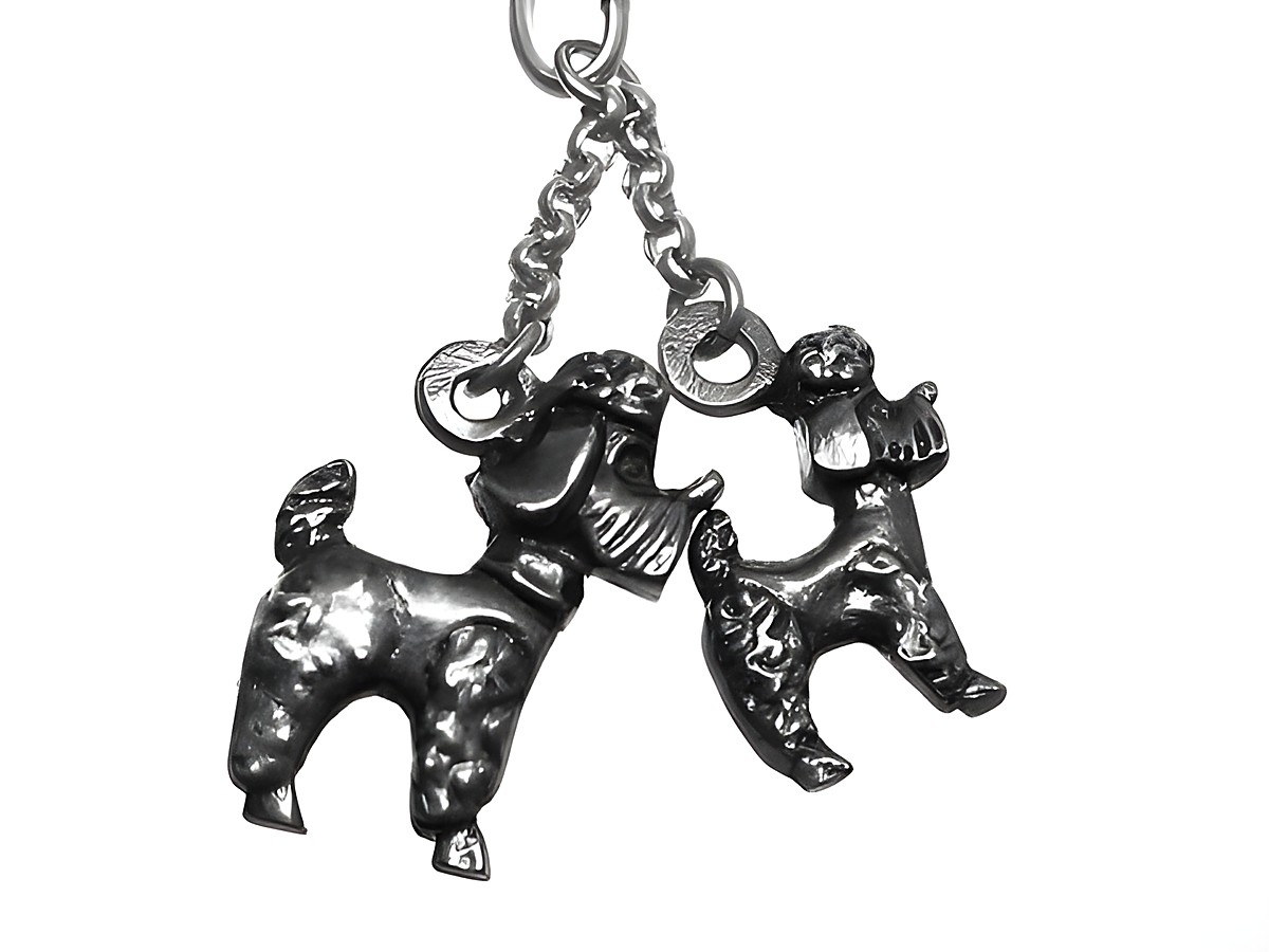 Silber Anhänger mit zwei Pudel Hunden vom Hersteller Juwelier Harnisch, detailreich gestaltet, ideal für Tierliebhaber und Schmuckfans.