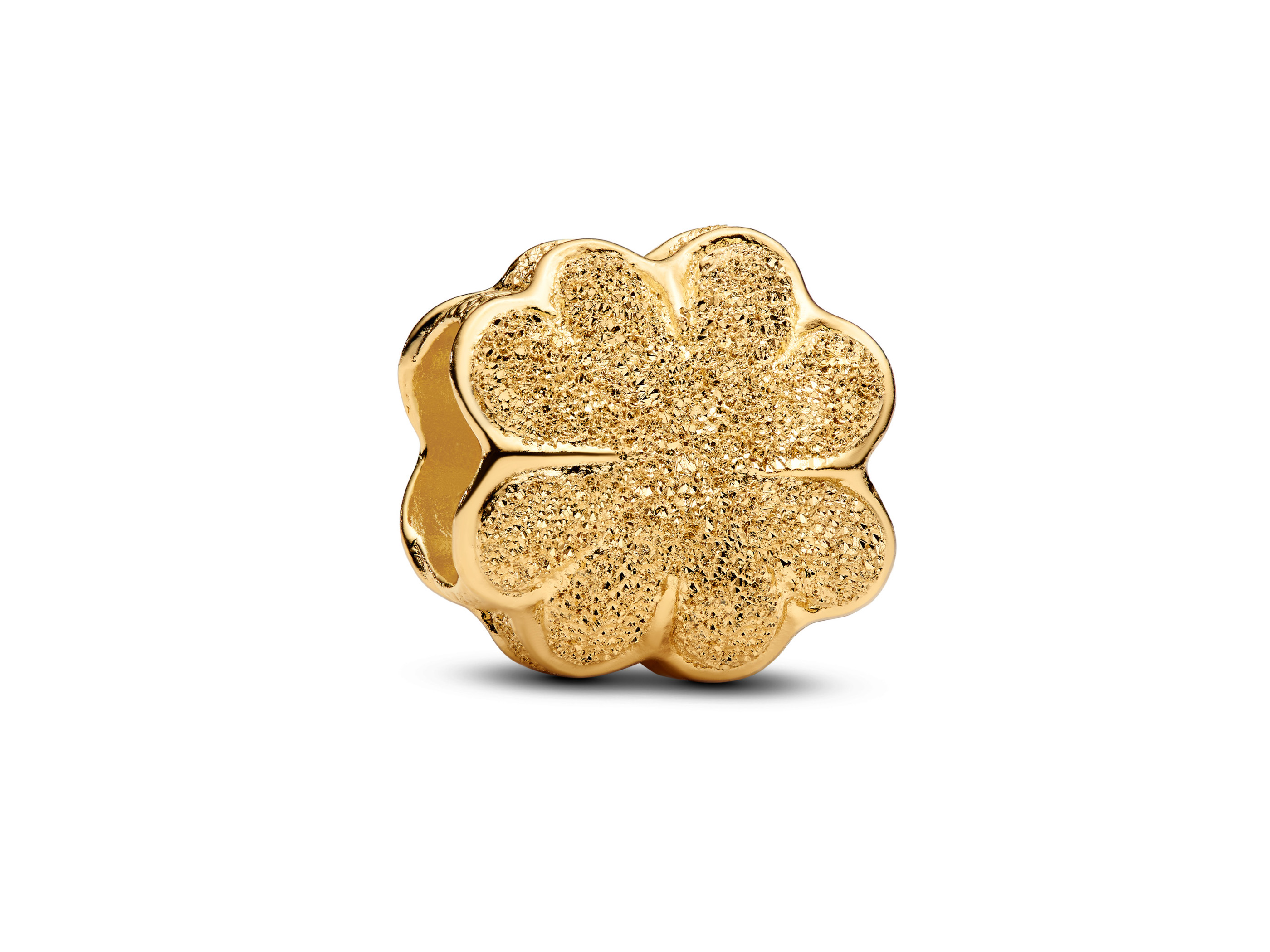 Strukturiertes Kleeblatt Mini-Charm von Pandora in Gelbgold Vergoldung mit funkelnder Oberfläche, passend für Armbänder und als vielseitiges Schmuckstück einsetzbar.