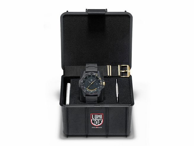 Luminox XS.3805.NOLB.SET MASTER CARBON SEAL 3800 SERIES Uhr in einer schwarzen Box, zeigt die Uhr mit schwarzem Ziffernblatt, ein zusätzliches Armband und Werkzeug für den Austausch.