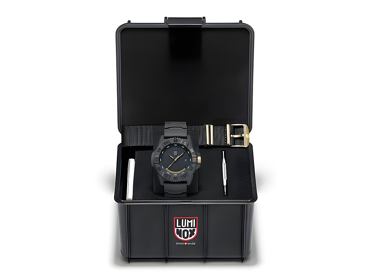 Luminox XS.3805.NOLB.SET MASTER CARBON SEAL 3800 SERIES Uhr in einer schwarzen Box, zeigt die Uhr mit schwarzem Ziffernblatt, ein zusätzliches Armband und Werkzeug für den Austausch.
