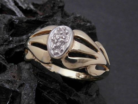 Gold Ring klassisch Gold 333 bicolor mit Diamant Goldring in Größe 56, Hersteller Juwelier Harnisch bis Größe 56/18. Elegant gestalteter Ring auf schwarzem Hintergrund.