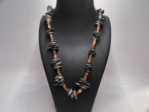 Holzkette im Scheibendesign von Juwelier Harnisch, 18 mm, bunt, 120 cm lang, zeigt eine harmonische Anordnung von bunten Holzscheiben und schwarzen Elementen. Ideal für jeden Anlass.