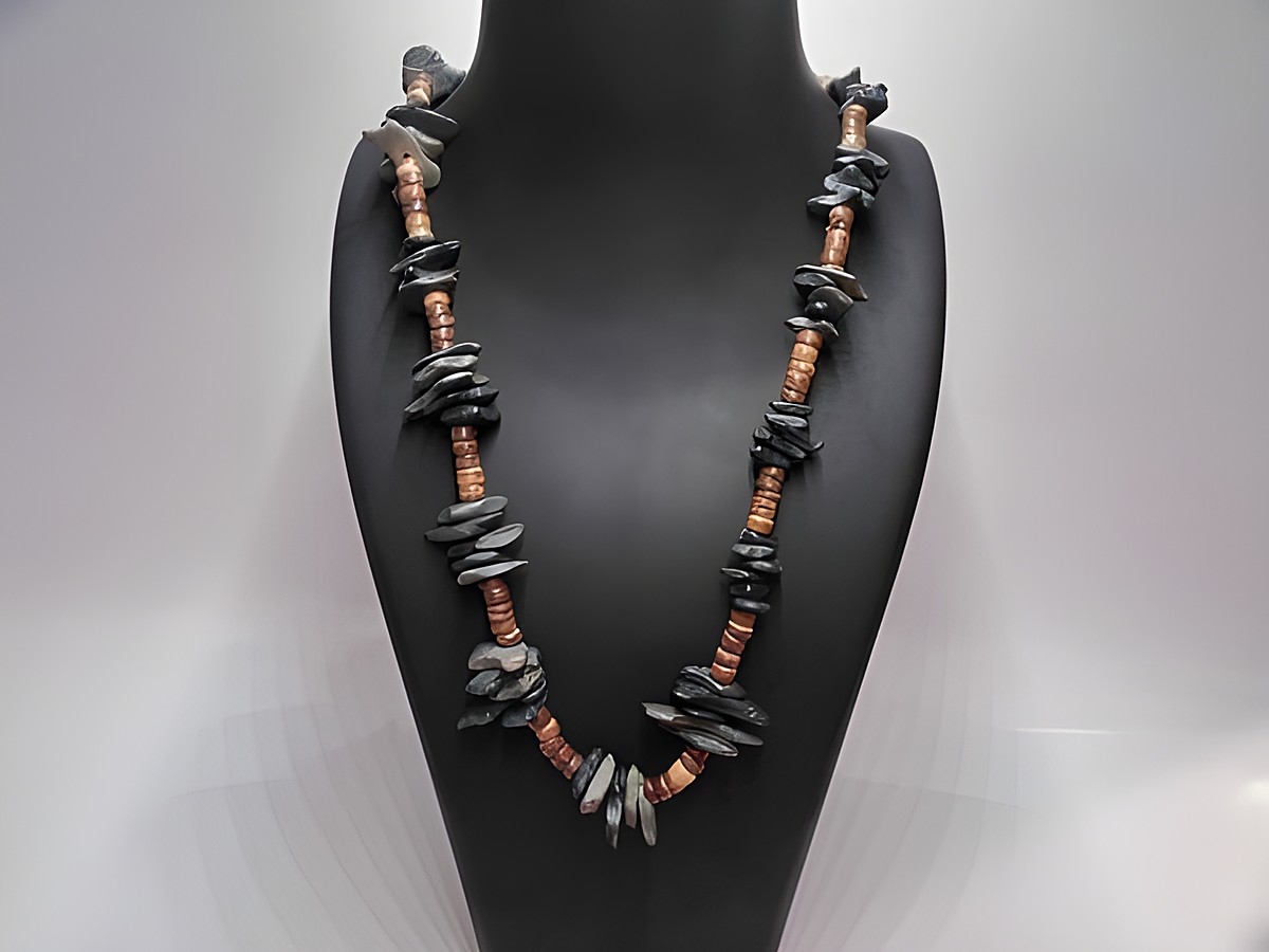 Holzkette im Scheibendesign von Juwelier Harnisch, 18 mm, bunt, 120 cm lang, zeigt eine harmonische Anordnung von bunten Holzscheiben und schwarzen Elementen. Ideal für jeden Anlass.