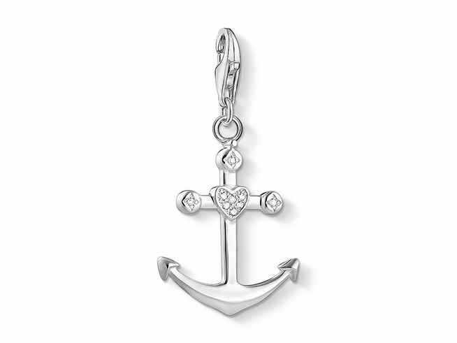 Charm-Anhänger Anker von Thomas Sabo aus Sterling Silber mit Zirkonia, gestaltet in Form eines Ankers mit einem herzförmigen Element und funkelnden Details, ideal für Strand- und Meer-Liebhaber.