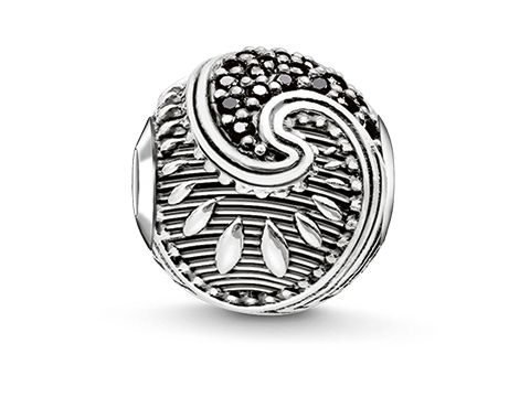 Karma Bead von Thomas Sabo, Modell K0214-643-11, aus Silber, mit geschwungenem Maori-Muster und schwarzen Zirkonia-Steinen, edles Design für individuellen Schmuck.